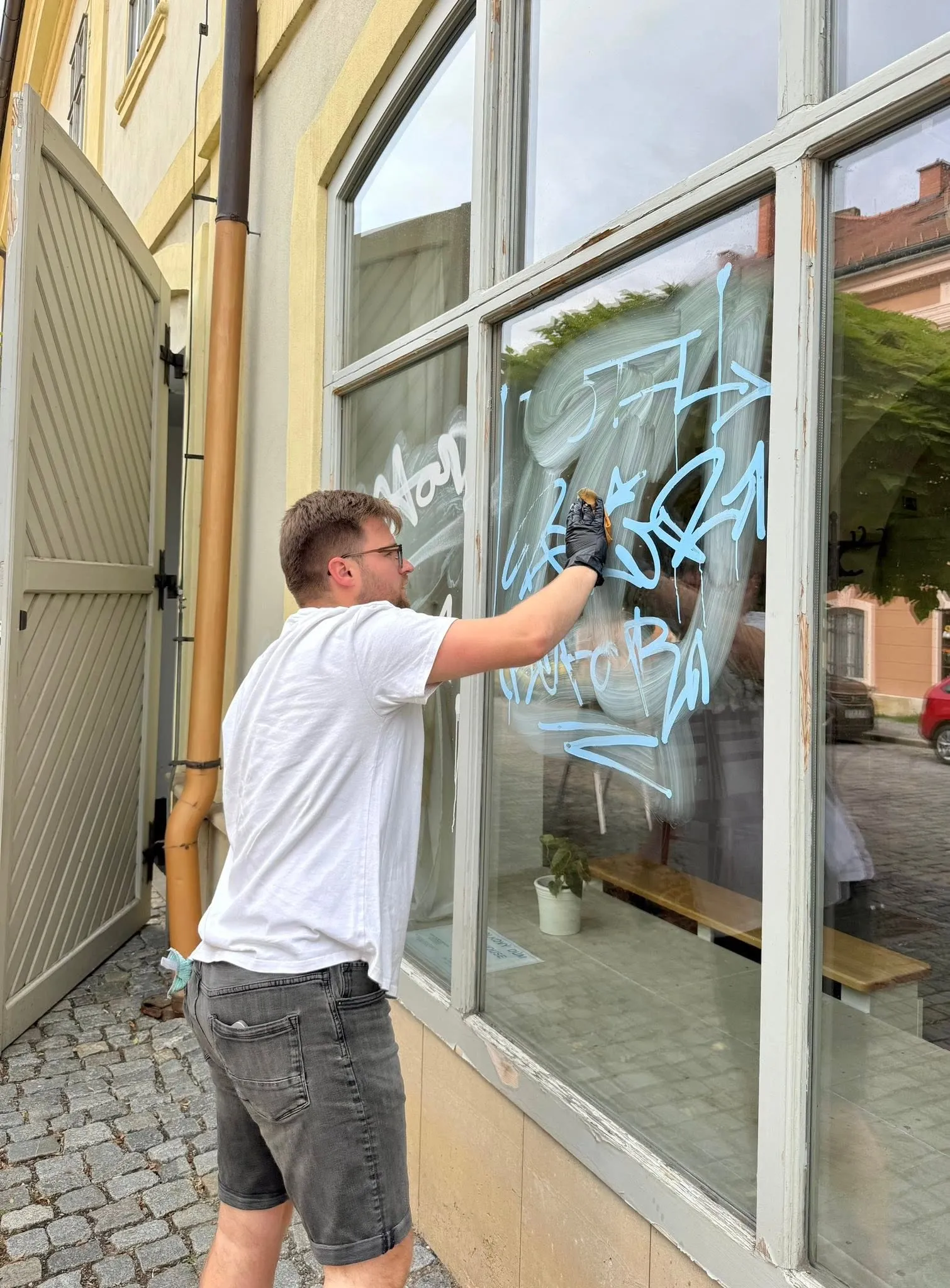 Vandalové posprejovali centrum, zastupitel vzal do ruky hadr